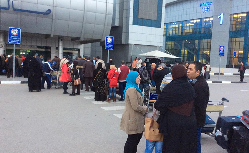 مواطنون في انتظار الدخول لصالة المطار