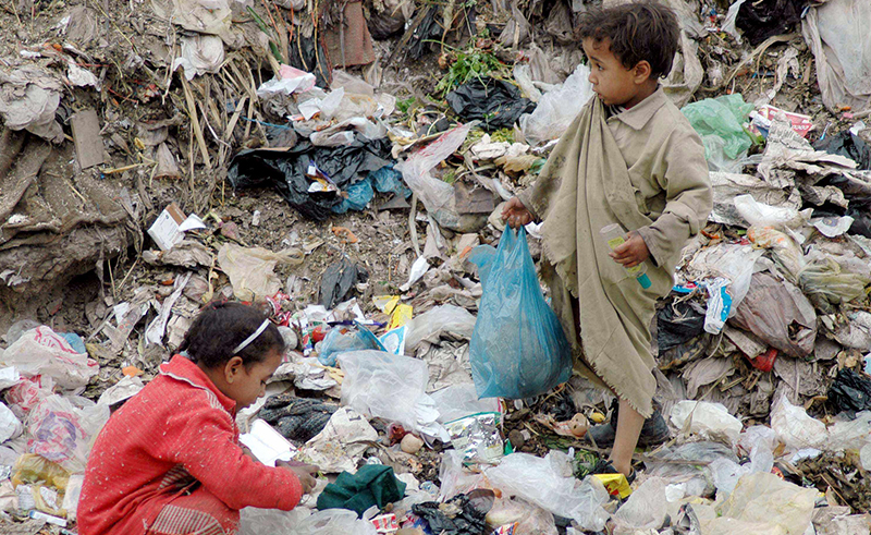 أطفال مصريون يبحثون عن طعام في القمامة