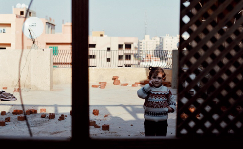 صورة لطفلة سورية على أسطح أحد المنازل في الحي السوري في مدينة 6 أكتوبر 