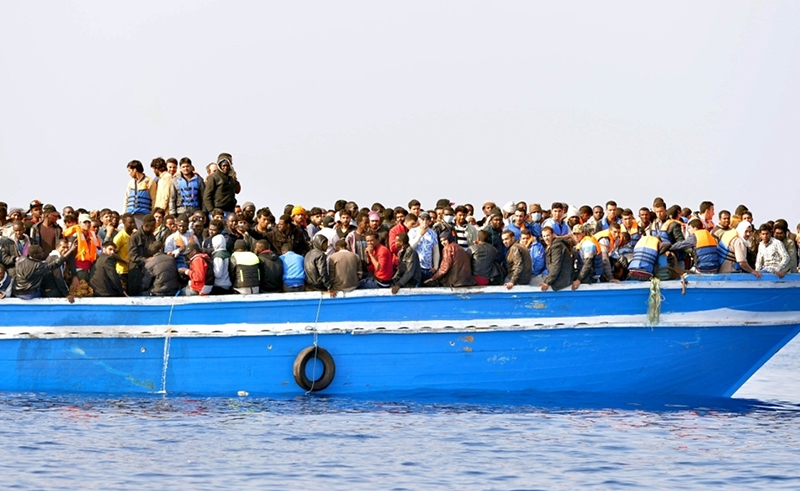 صورة لواحدة من مراكب الهجرة غير الشرعية قبالة السواحل المصرية