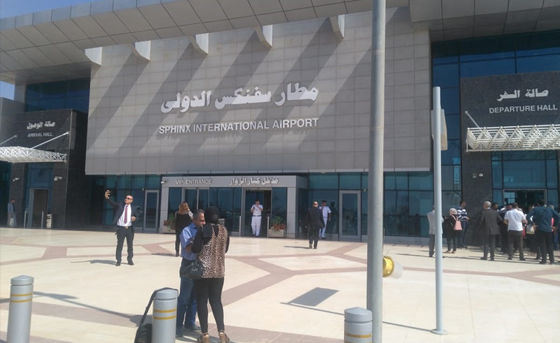 مطار سفنكس الجديد بجوار أهرامات الجيزة