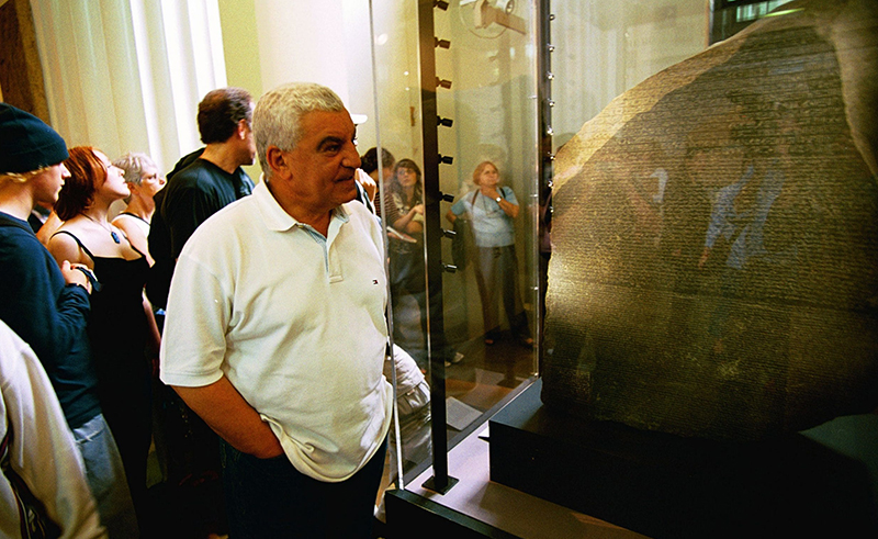 زاهي حواس يشاهد حجر رشيد في المتحف البريطاني 