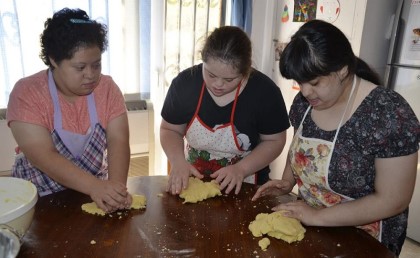  مشروع  The Four Biscuits بيشجع بنات عندهم متلازمة داون يشتغلوا في عمل الحلويات