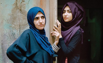 "بصور ستات بس": حوار مع مصورة لبنانية بترصد التشابه بين المرأة العربية والغربية