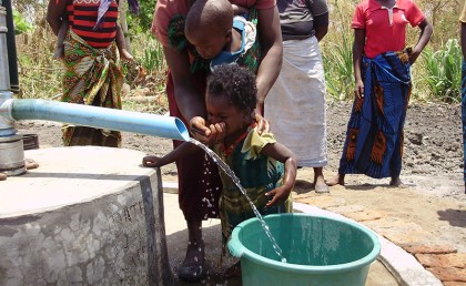 مهندس مصري حفر بئر مياه نظيفة على حسابه لسكان قرية أوغندية