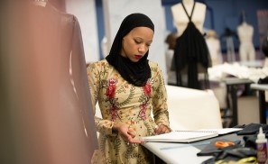 أول مسلمة محجبة بتشارك في برنامج Project runway الأمريكي