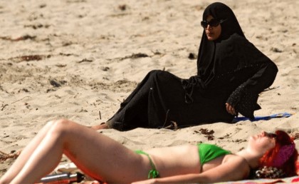 السعودية هتسمح للستات يلبسوا "بيكيني" في منتجع سياحي جديد في البحر الأحمر