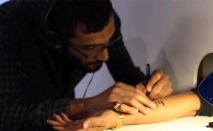 حوار مع فنان فلسطيني بيوثق رحلة اللاجئيين بالرسم على إيد الجمهور