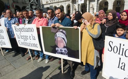 وقفة احتجاجية لأمهات مصريات في إيطاليا ولادهم اتاخدوا منهم بسبب الإهمال