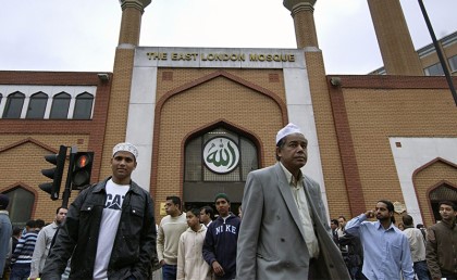 أول مسجد في بريطانيا يقبل الزكاة بـ "البيتكوين" 