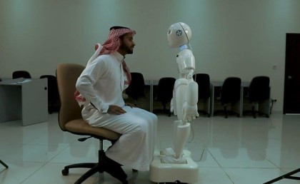 باحث سعودي اخترع أول روبوت بيتكلم باللغة العربية في العالم