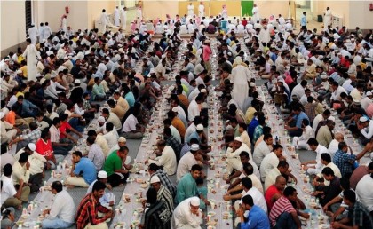 شرطة دبي دخلت موسوعة جينيس بأطول مائدة إفطار في العالم