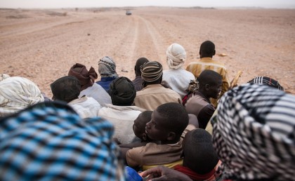 أسوشييتد برس: الجزائر طردت 13 ألف مهاجر للصحرا بدون أكل ومياه