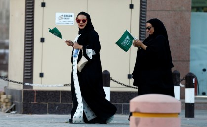 سعوديات يشاركن في الاحتفال باليوم الوطني للمملكة لأول مرة