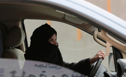 قيادة الزوجة للسيارة شرط في عقد الزواج بالسعودية