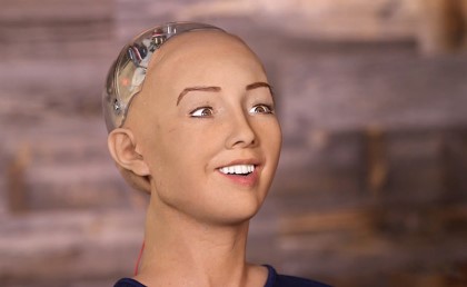 السعودية أول بلد تمنح جنسيتها لروبوت اسمها "صوفيا" 