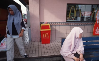 "ماكدونالدز" في إنجلترا طلبوا من زبونة تقلع الحجاب علشان تاخد الأوردر