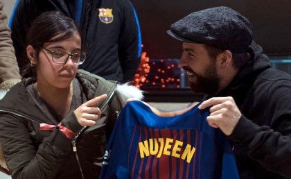 فريق برشلونة حقق حلم لاجئة سورية إنها تقابلهم